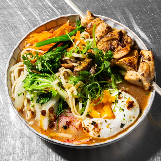 Kipbrochette met ramen en krokante groentjes